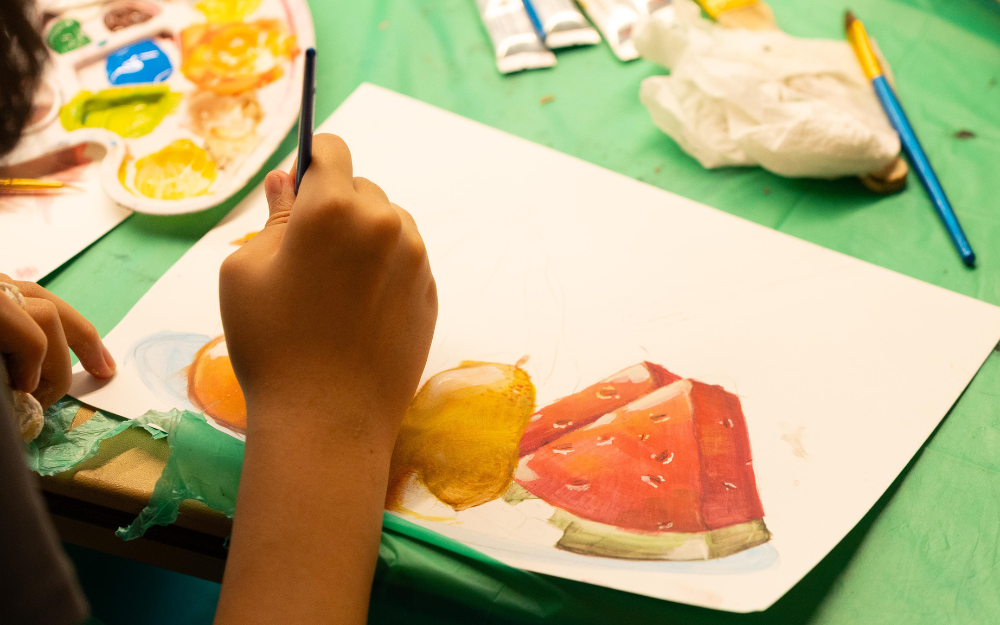 Studio art class for tweens